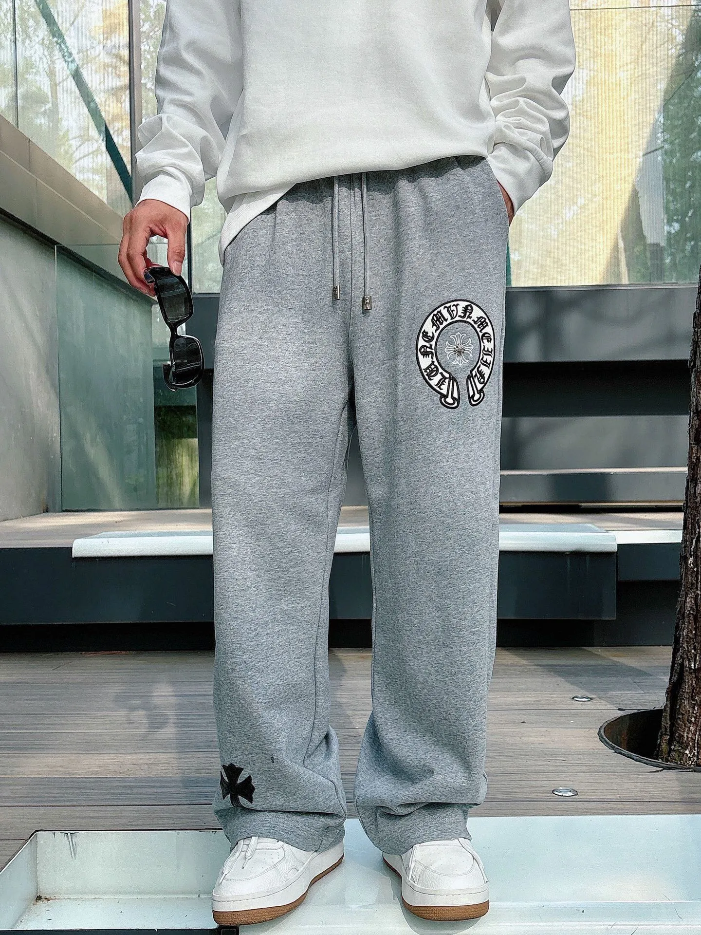 P486 ChromeHearts ChromeHearts terry pants. The pursuit of quality absolutely guarantees quality! The texture is clearly visible, the texture is soft, delicate and smooth, and the customized three-dimensional embroidery and leather craftsmanship are full of drape! The workmanship is fine and the shoulder lines are smooth. All imported chain machines are used to make the shoulder rolling strips. It has a certain thickness and is not made of cheap material but has a shiny feel that is comfortable and not tight on the upper body. It is the most avant-garde street item that can be easily matched by both men and women!  Color: black white Size: m-3xl Style number: 3750